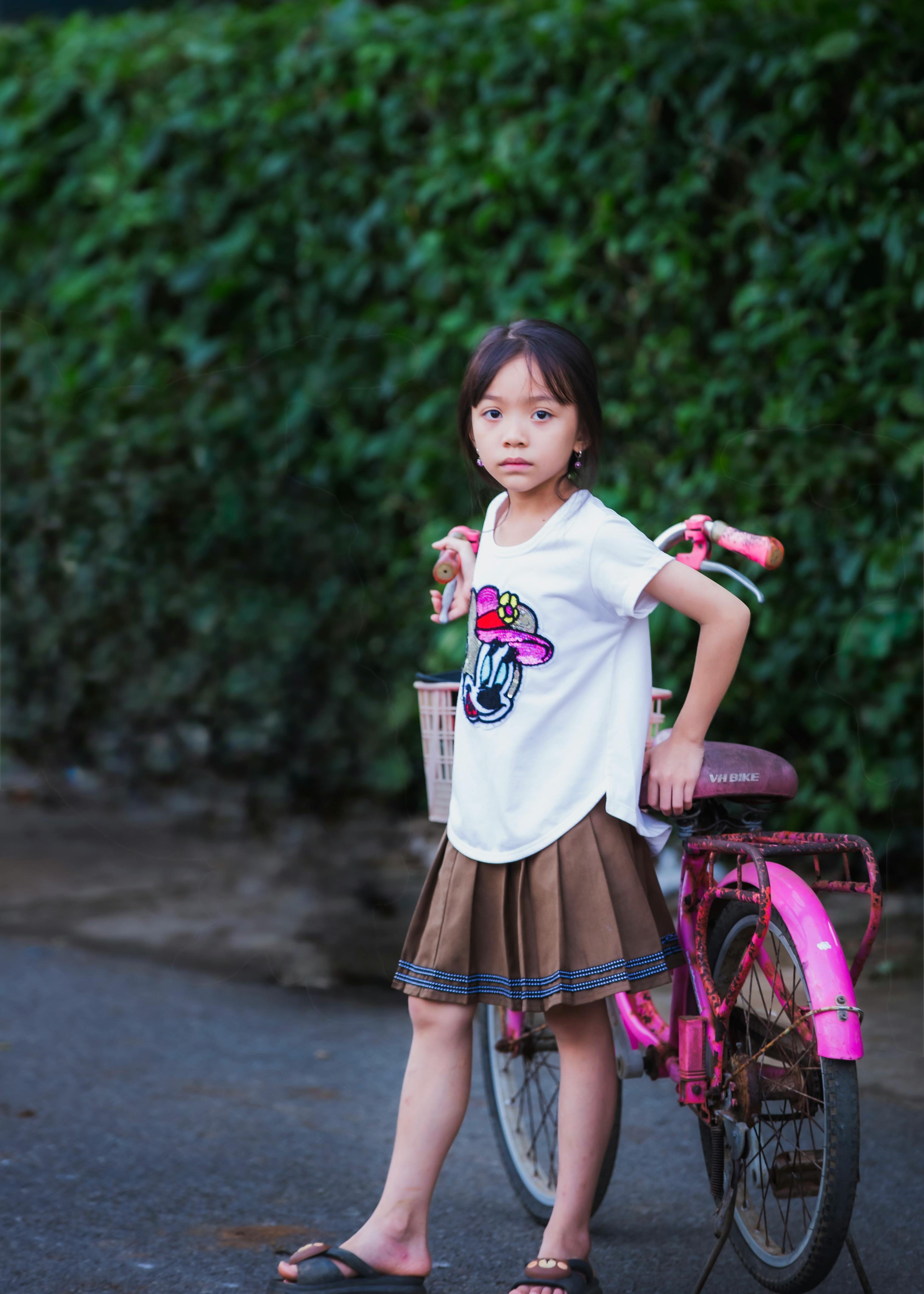 动漫缩略图：色彩鲜明与动感氛围