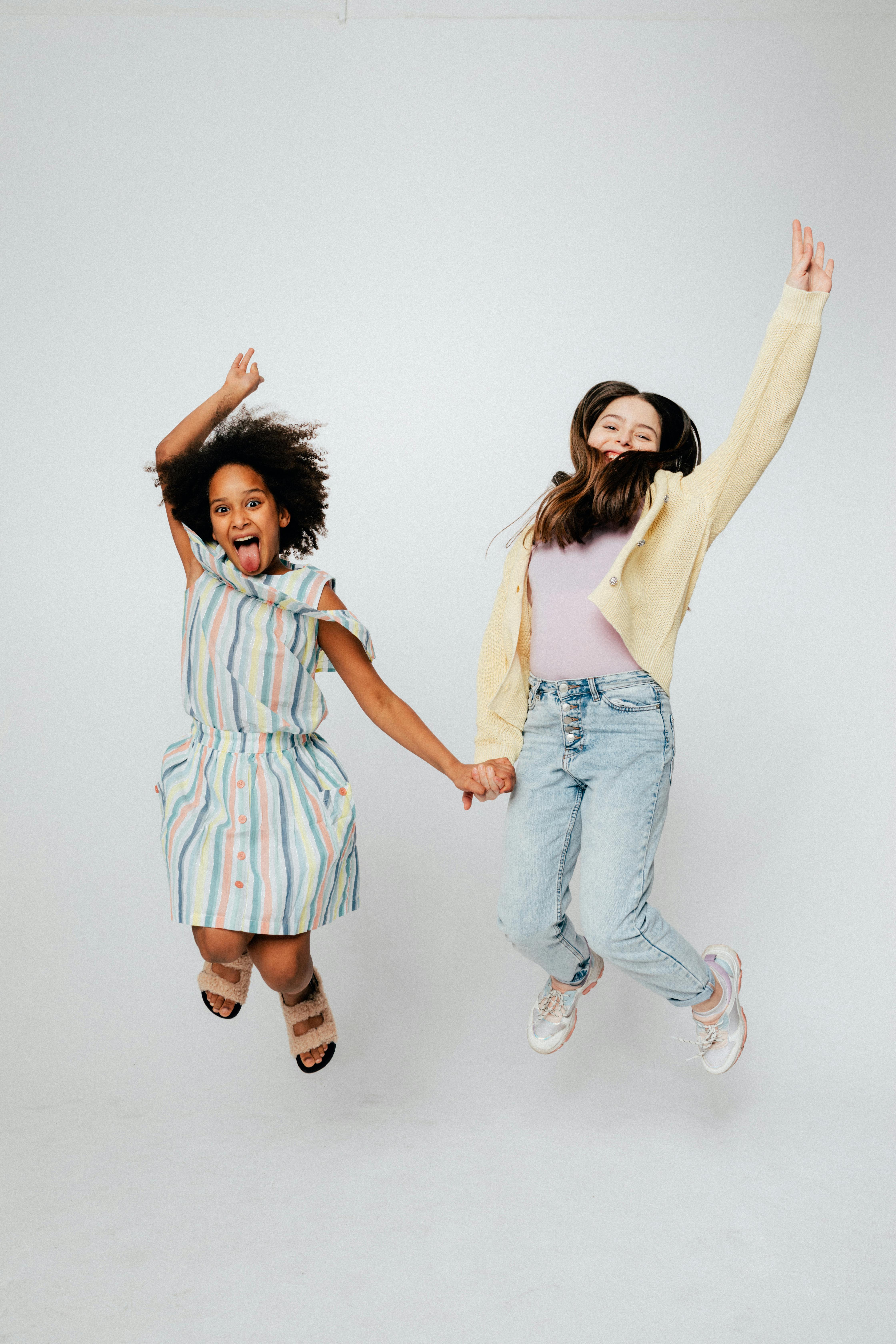 推荐海报图：明亮色彩与影视氛围